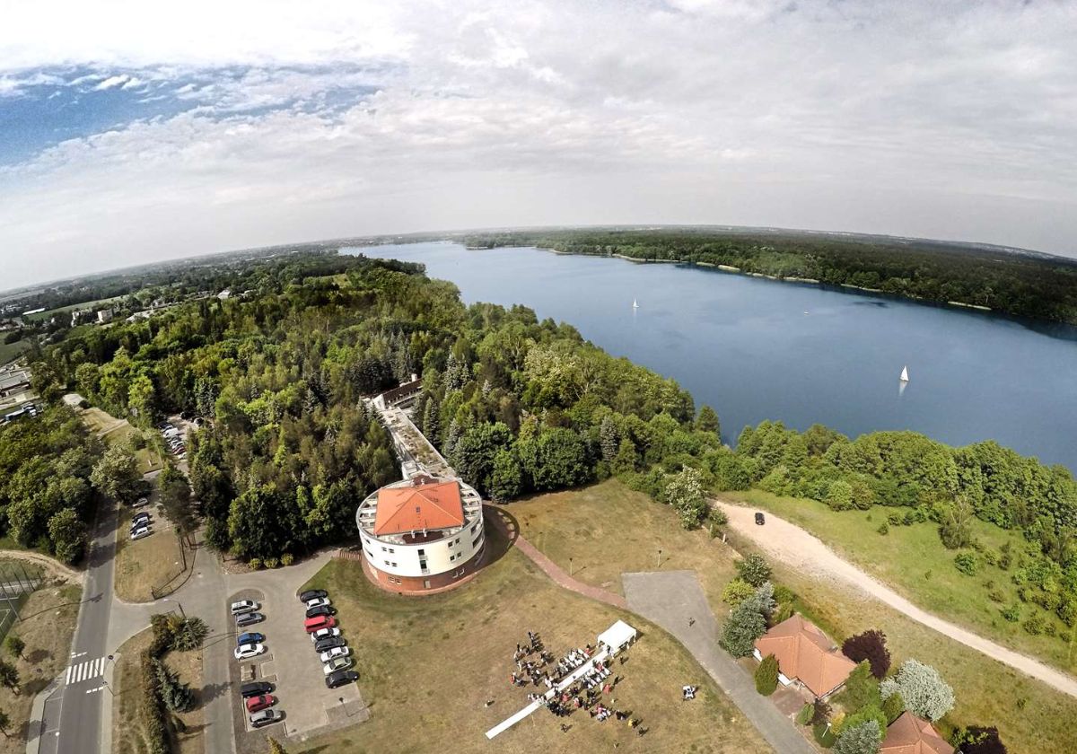 widok z lotu ptaka, park budynek hotelu i jezioro